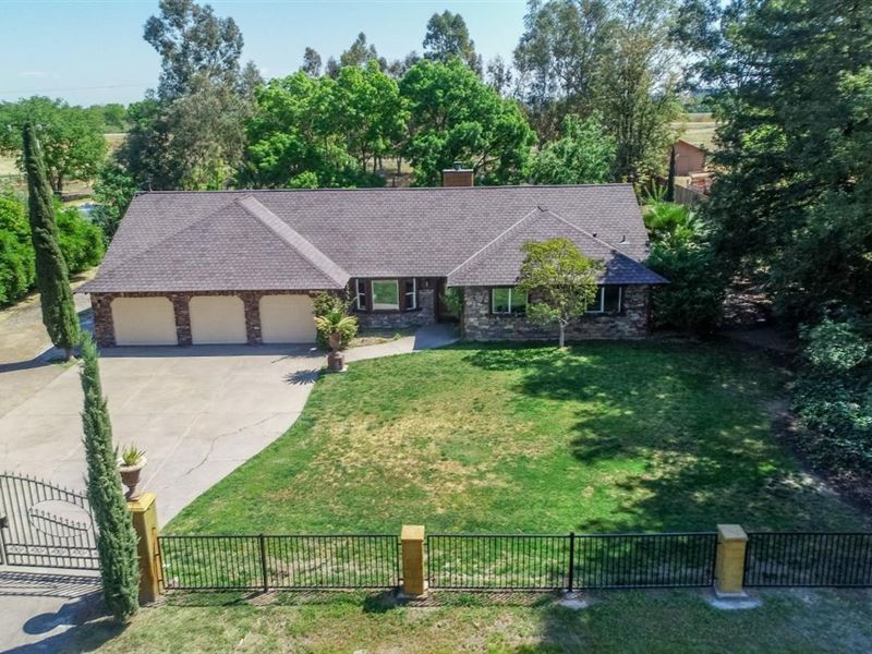 Sacramento Country Home on 1 Acre Land for Sale in Sacramento