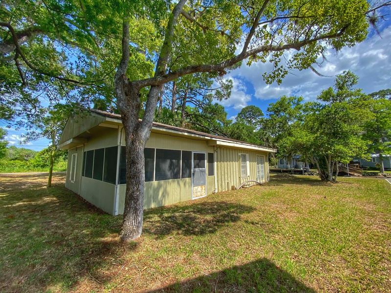 Cute Suwannee Home On The Canal Land for Sale in Suwannee, Dixie