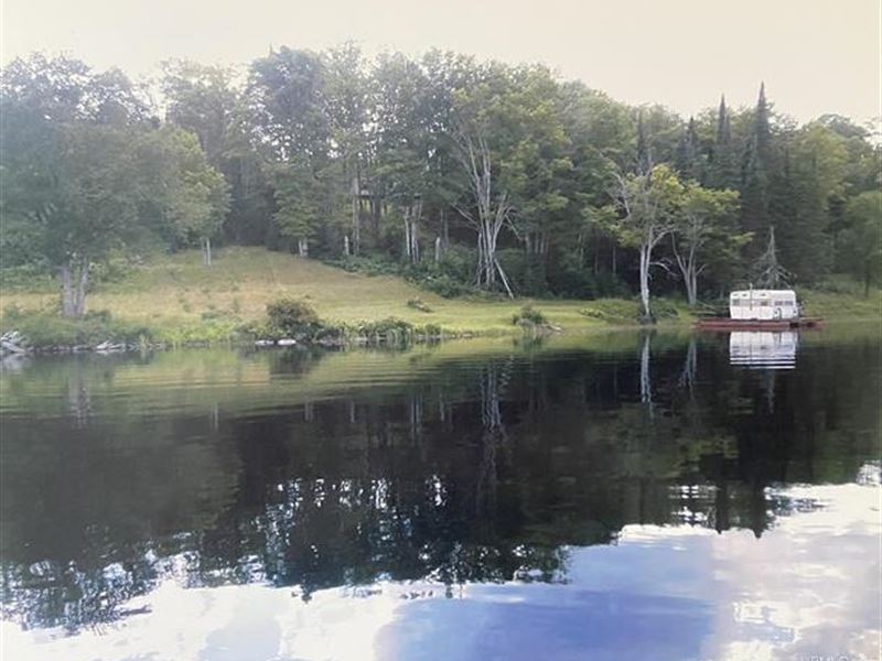 Must See Lake Michigamme Frontage : Michigamme : Marquette County : Michigan