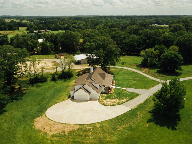 15 Acres with A Home and Stable : Flora : Madison County : Mississippi