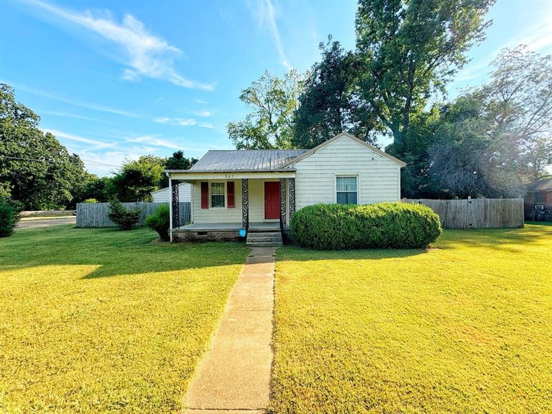 301 Hopson Street Located in Downto : Tutwiler : Tallahatchie County : Mississippi