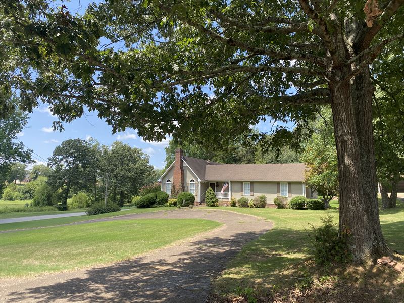 4 Br, 3 Bath Home in Town : Savannah : Hardin County : Tennessee