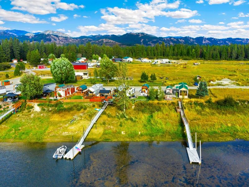 Beachy Vibe on Pend Oreille : Usk : Pend Oreille County : Washington