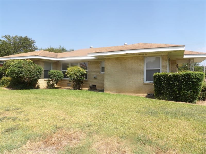 Price Reduced Brick Home On Cor : Hugo : Choctaw County : Oklahoma