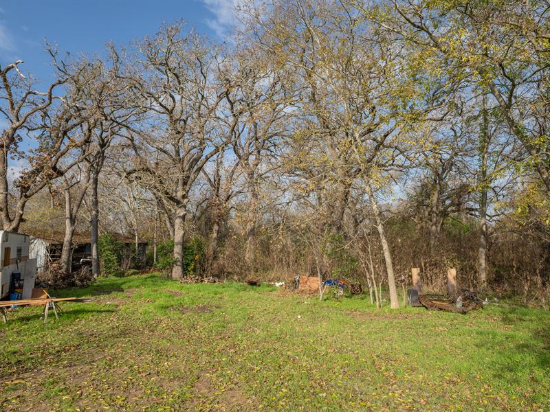 .68 Acre Lot with House : Rockdale : Milam County : Texas