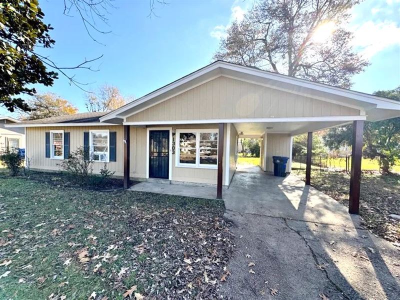 Home in Bolivar County At 1303 W Su : Cleveland : Bolivar County : Mississippi