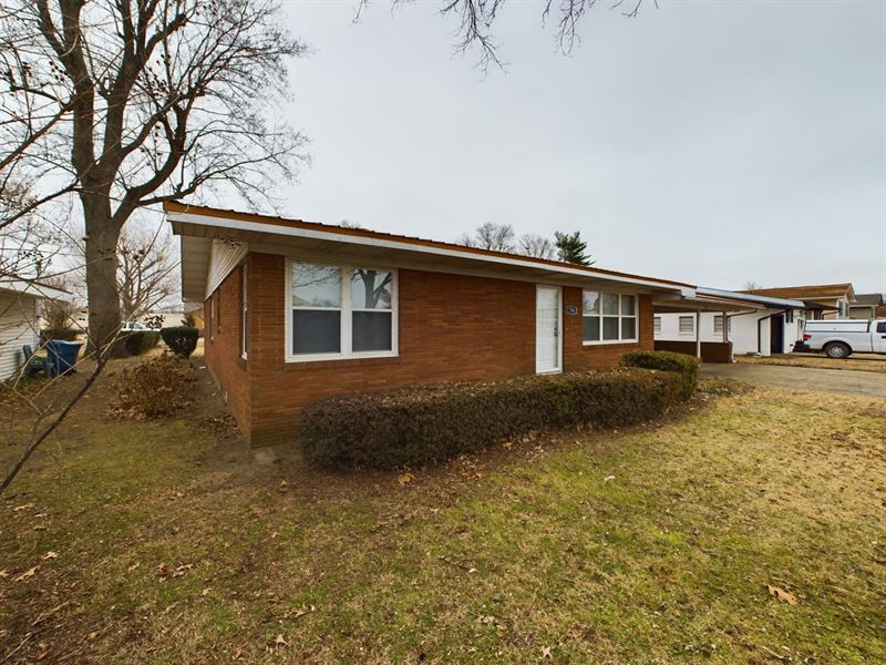 Charming 3-Bed 2-Bath for Sale : Malden : Dunklin County : Missouri