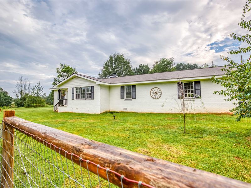 Beautiful Minifarm on 3+ Acres : Madison : Morgan County : Georgia