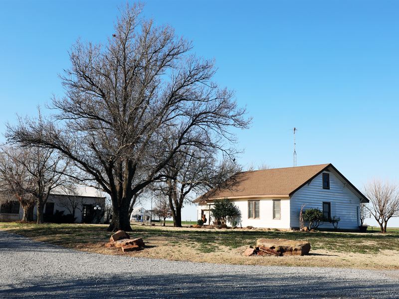 Farmhouse & Barns on 10 Ac : Carnegie : Caddo County : Oklahoma