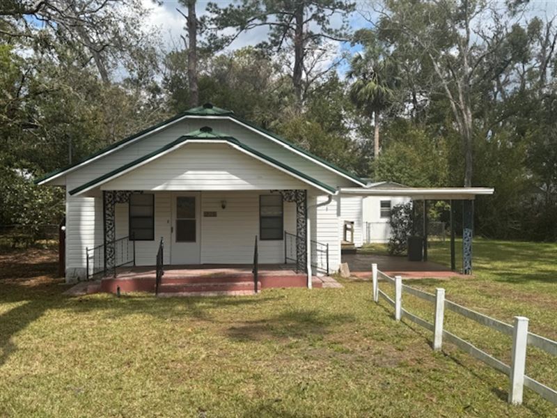 Charming Home in City Limits : Live Oak : Suwannee County : Florida